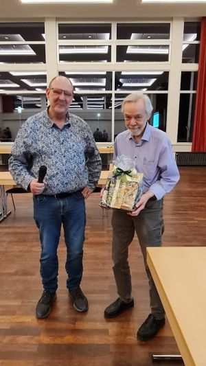 Heinz-Peter DL5FCY wird für 17 Jahre als Kassenwart geehrt