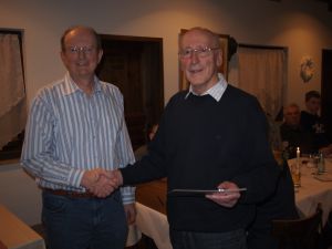 Goldene Ehrennadel für 50 Jahre Mitgliedschaft im DARC e.V. für Hans Rothenbacher, DJ9UM