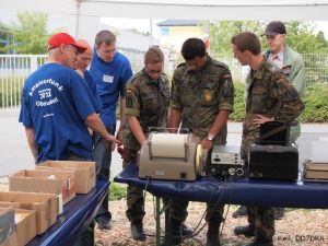 Die Bundeswehr zu Besuch am Stand des DARC e.V. - Hessentag 2011 in Oberursel