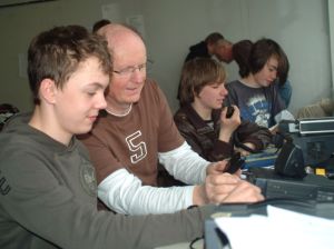 Schüler an der Funkstation