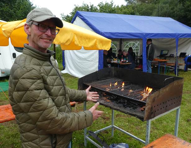 Volker, DL3VH beweist es: Grill und Ham Spirit sind stärker als gelegentlicher Regen und sorgt so für einen angenehmen Fox11 Sommerabend!